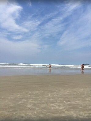 Beach nearby, sun-loungers - NEW APARTMENT FOOT IN THE SAND IN THE BEAUTIFUL PRAIA DO INDAIÁ IN BERTIOGA / SP !!! (bertioga)