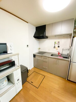 Familie huis (Osaka Nipponbashi) | Privékeuken | Een koelkast, een magnetron, een kookplaat, een waterkoker