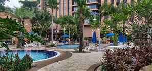 3 udendørs pools