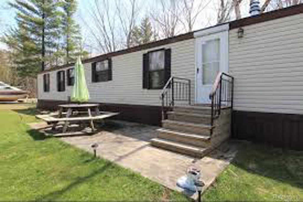 Peaceful, Secluded get away, comes with Port Hope boat slip