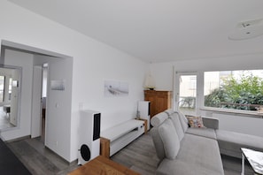 Fernseher, DVD-Player, Bücher, Musikbibliothek
