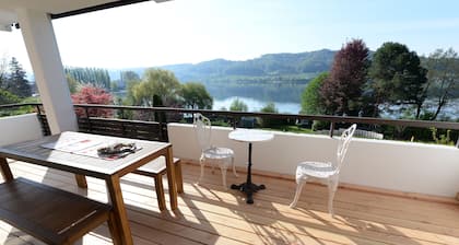 SEENZEIT - NEU, MIT TRAUMHAFTEM SEEBLICK & GR. HOLZTERRASSE