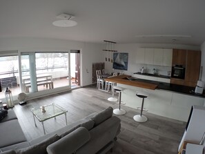 Una televisión, un reproductor de DVD, libros, una biblioteca de música