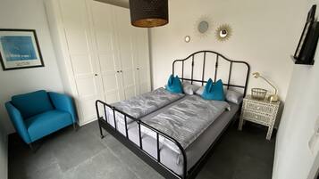 2 bedrooms, travel cot, free WiFi, bed sheets