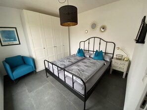 2 bedrooms, travel cot, free WiFi, bed sheets