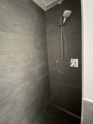 Shower, hair dryer, towels, soap - Apartment for 1 - 4 people, including bathroom and kitchen (Weil)