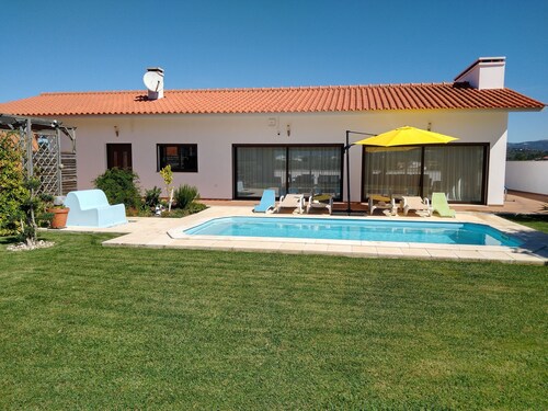 Villa de 3 chambres avec piscine dans un village calme avec vue sur la campagne