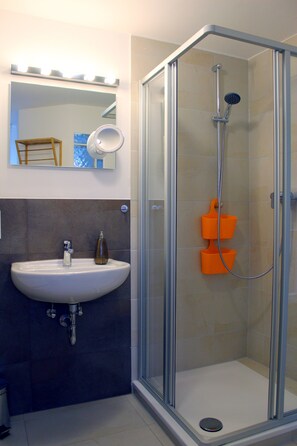 Dusche, Haartrockner, Handtücher, Toilettenpapier