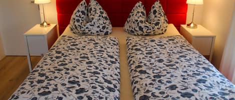 3 Schlafzimmer, Zimmersafe, Schreibtisch, Bügeleisen/Bügelbrett