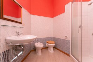 Regadera, bidet, toallas 