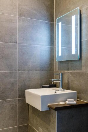 เรนชาวเวอร์, ของใช้ในห้องน้ำฟรี, ไดร์เป่าผม, ผ้าเช็ดตัว