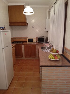 Refrigerador, microondas, horno, cafetera/tetera