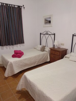 2 habitaciones, tabla de planchar con plancha y cuna de viaje