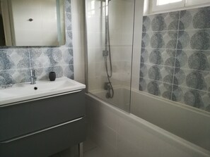 Ensemble baignoire-douche, séchoir à cheveux, serviettes fournies