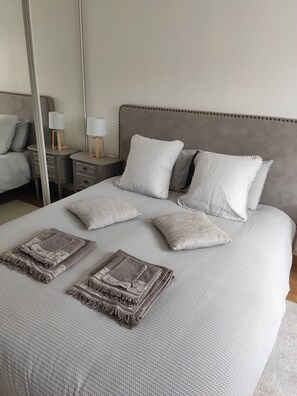 2 chambres, fer et planche à repasser, Wi-Fi, literie fournie