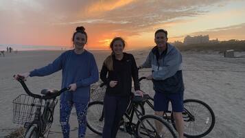Plage à proximité, chaises longues, serviettes de plage