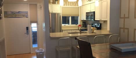 Frigorífico, microondas, horno y placa de cocina