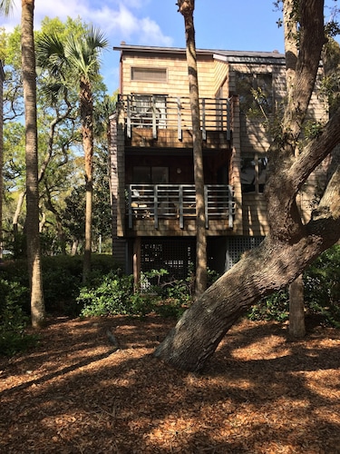 Tranquil villa just steps from the beach!