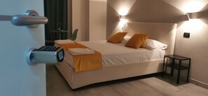 Deluxe Double Room | Hypo-allergenic bedding, down comforters, minibar, blackout drapes - Hi Relais Rooms (Naples)