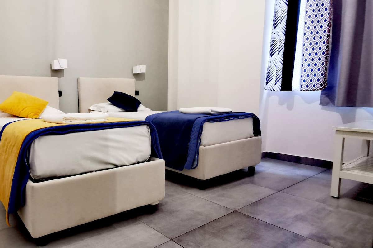 Economy Twin Room | Hypo-allergenic bedding, down comforters, minibar, blackout drapes
