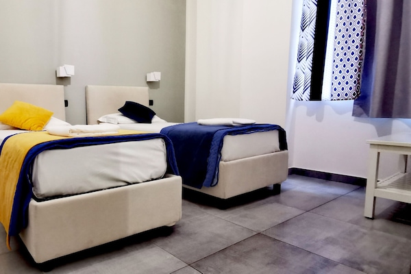 Phòng 2 giường đơn Economy | Bộ đồ giường kháng dị ứng, chăn bông, minibar, màn/rèm cản sáng