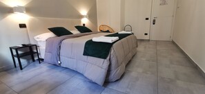 Deluxe Double Room | Hypo-allergenic bedding, down comforters, minibar, blackout drapes - Hi Relais Rooms (Naples)