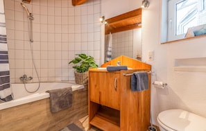 Combined shower/tub