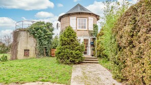 A traditional house with a stone exterior, a small garden, and a pathway leading to the entrance. - Gorgeous home in Otterndorf with WiFi (Otterndorf)
