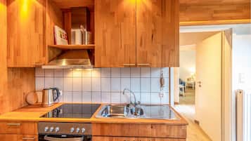 Kühlschrank, Herdplatte, Wasserkocher mit Kaffee-/Teezubehör