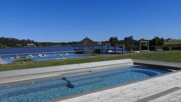 Una piscina al aire libre, una piscina climatizada