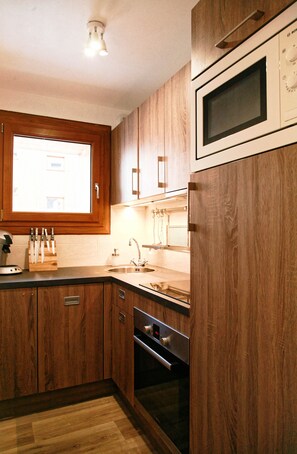 Kjøleskap, mikrobølgeovn, ovn og kokeplater