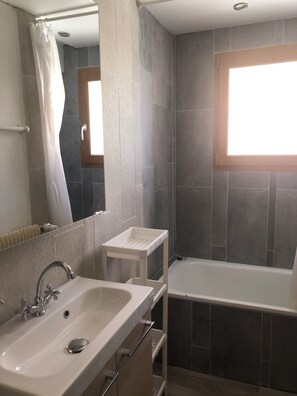 Badekar, hårføner, såpe og toalettpapir