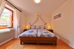 6 عدّة غرف  نوم ومكواة/لوح كي وواي فاي وملاءات أسرّة