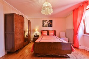 6 bedrooms, iron/ironing board, WiFi, bed sheets