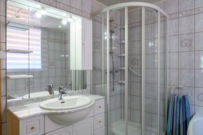Ensemble baignoire-douche, séchoir à cheveux, bidet, serviettes fournies