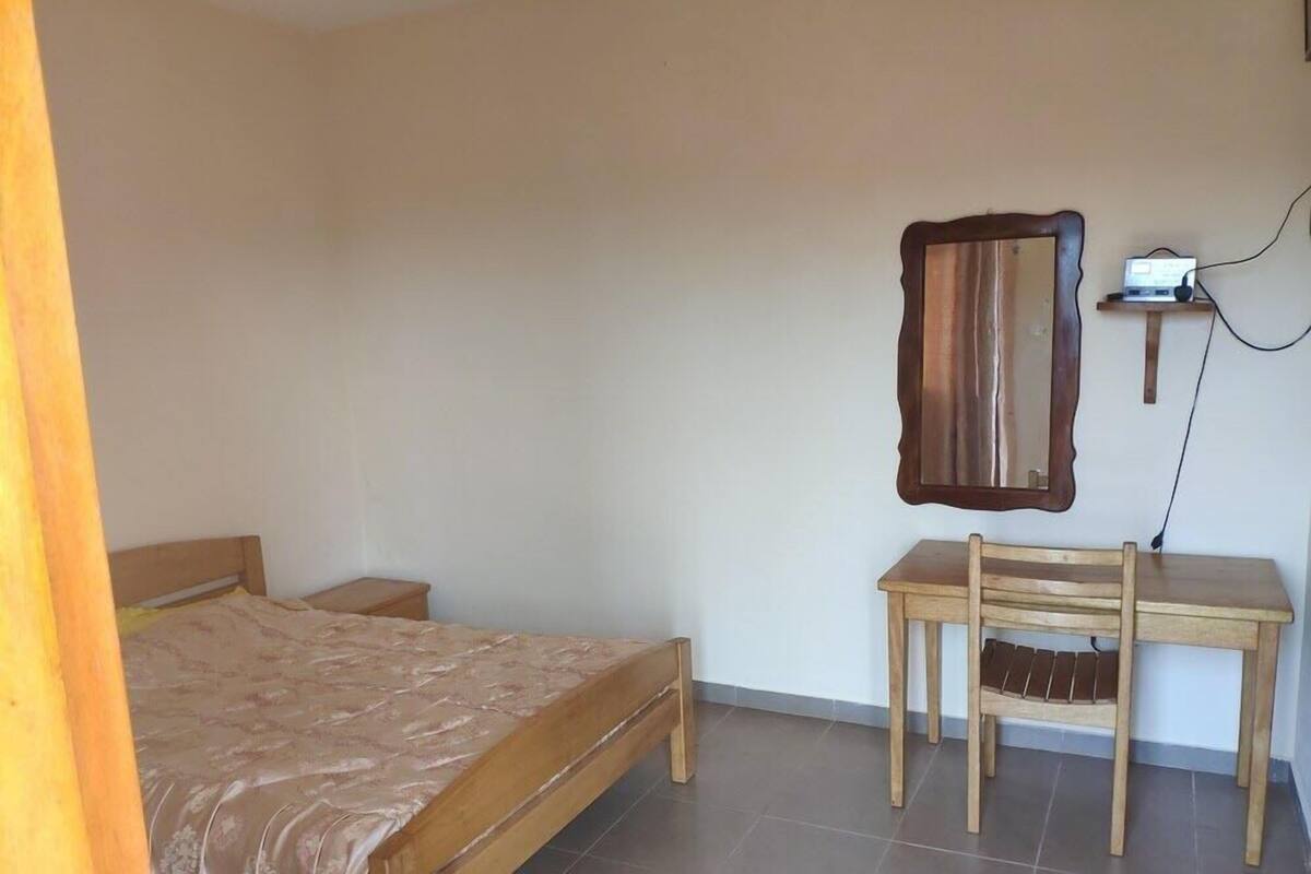 Iron/ironing board, bed sheets