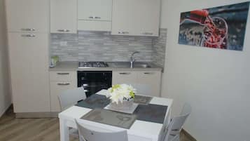 Frigorifero, forno, piano cottura, pentole/stoviglie/utensili