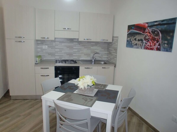 Fridge, oven, stovetop, cookware/dishes/utensils