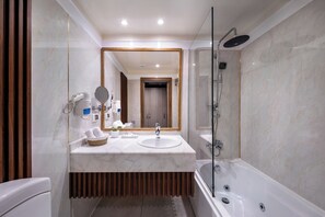 Ensemble douche/baignoire, articles de toilette gratuits, sèche-cheveux