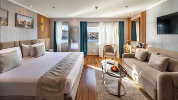 Minibar, decoración personalizada, muebles diferentes y escritorio