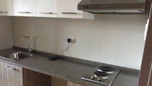 Una cocina con lavaplatos, estufa y armarios.