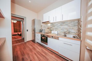 Familienapartment | Eigene Küche | Großer Kühlschrank, Ofen, Herdplatte, Geschirrspüler