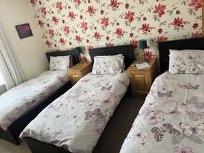 Chambre Triple, 3 lits une place | 1 chambre, minibar, décoration personnalisée, ameublement personnalisé