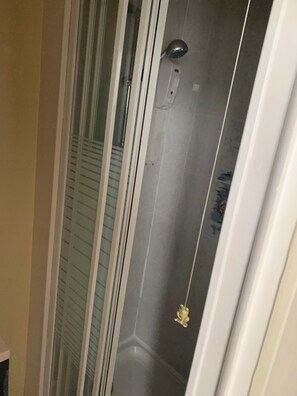 Free toiletries, hair dryer, towels, soap - Webb's of Glomel (Glomel)
