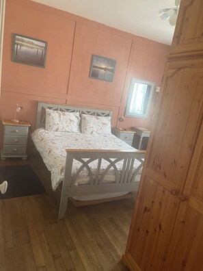 Minibar, individually decorated, individually furnished, desk - Webb's of Glomel (Glomel)