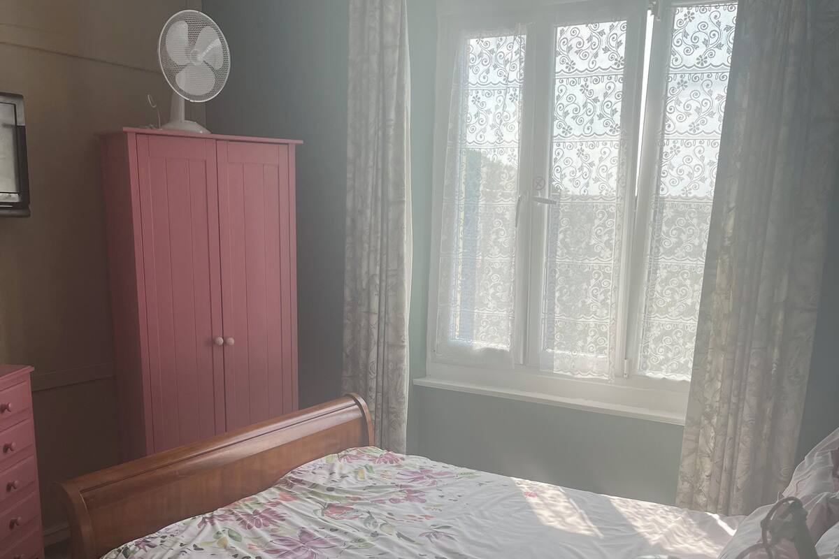 Comfort tweepersoonskamer | 1 slaapkamer, een minibar, individueel gedecoreerd