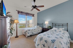 3 bedrooms, desk, free Internet, bed sheets