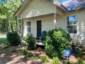 Terrace/patio - Cottage on Historic Property w/ Working Farm - Beautiful Pool & Fire Pit (Aylett)