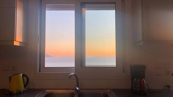 Kjøleskap, mikrobølgeovn, ovn og kaffetrakter/tekoker