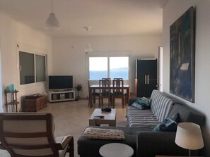 Reproductor de DVD, libros, videoteca y estéreo